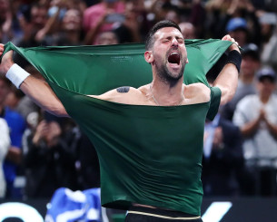 Απίστευτο πάθος από τον Τζόκοβιτς - Έσκισε την μπλούζα του μετά τον τίτλο στην Αθήνα (video)