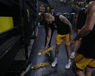 Η ΑΕΚ τίμησε τη μνήμη του Μάριου στο παιχνίδι με τον ΠΑΟΚ