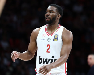 Ο κόσμος του Ολυμπιακού έκανε τον σταυρό του μετά το πρώτο καλάθι του Έβανς (Video)