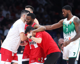 «Πάγωσε» το ΣΕΦ με Έβανς: Αποχώρησε κουτσαίνοντας - Η στιγμή του τραυματισμού του (video)