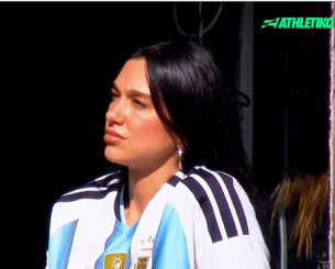 Η Ντούα Λίπα στο «Λα Μπομπονέρα» για το Μπόκα Τζούνιορς - Ρίβερ Πλέιτ (videos)