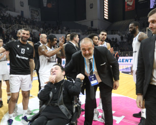 Συγκινημένος ο Χατζόπουλος μετά τη νίκη του ΠΑΟΚ - Πανηγυρισμοί παικτών με τον Γιαννάκη (video)