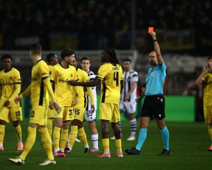 Το σκληρό τάκλιν του Γκίγκοβιτς στον Γιακουμάκη που άφησε με 10 παίκτες τη Γιουνγκ Μπόις (video)