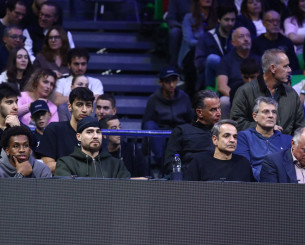 Ο Κυριάκος Μητσοτάκης είδε Τζόκοβιτς μαζί με τους παίκτες του Παναθηναϊκού στο T-Center!