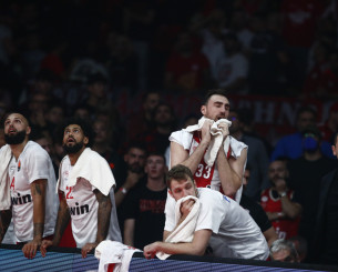 Εικόνες από τη στιγμή του τραυματισμού του Έβανς - Συμπαίκτες και φίλαθλοι σοκαρισμένοι στο ΣΕΦ