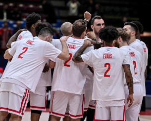 «Μη χάνεις την ελπίδα»: Το μήνυμα στήριξης στον Έβανς πάνω στα μπλουζάκια των παικτών του Ολυμπιακού (video)