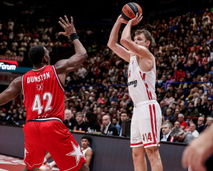 Ο Βεζένκοφ βρήκε σίδερο στο κρίσιμο σουτ και η ανατροπή του Ολυμπιακού στο Μιλάνο έμεινε στα μισά