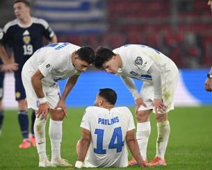 Ανησυχία για Παυλίδη που έγινε αναγκαστική αλλαγή - Ντεμπούτο για Τεττέη στην Εθνική (video)