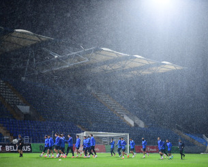Υπό κατταρακτώδη βροχή η προπόνηση της Εθνικής Ελλάδας στην Ουγγαρία (video)
