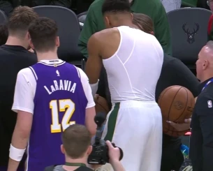 Σπουδαίος Γιάννης: Οι διαιτητές του αγώνα αρνήθηκαν να δώσουν την μπάλα σε rookie των Λέικερς και ο Έλληνας σταρ του τη χάρισε! (video)