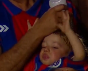 Την αγαπημένη σου ομάδα ή το μωρό; Οπαδός στην Αργεντινή γίνεται viral σε ένα απίθανο βίντεο (video)
