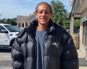 Φιλοξενία ή εκμετάλλευση; Τι ζητάει το ζευγάρι που «άνοιξε» το σπίτι του στον τοξικομανή πρώην ΝΒΑer