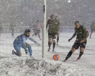 Απίστευτο σκηνικό στον Καναδά: Ο τελικός έγινε σε γήπεδο που έμοιαζε με χιονοδρομικό κέντρο (video)