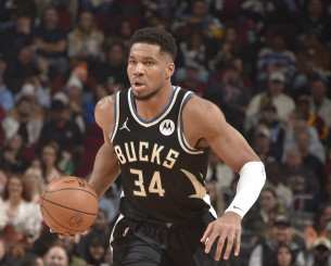 Ο Γιάννης αποχώρησε τραυματίας και οι Μπακς ηττήθηκαν από τους Καβαλίερς