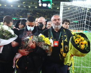 Η οικογένεια της ΑΕΚ τίμησε την μνήμη του Μάριου – Με επικεφαλής τον Ηλιόπουλο η ομάδα κατέθεσε λουλούδια (video)