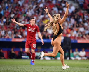Έπαιξε ημίγυμνη τη... μπάλα της στον τελικό του Champions League και τώρα πετάει στους αιθέρες