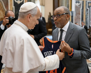 Ο Σπάικ Λι... προσηλυτίζει τον Πάπα στο Βατικανό - Θέλει να τον κάνει οπαδό των Νικς