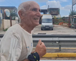 «Δεν έχω καπνίσει ποτέ, πίνω λίγο τσίπουρο για φάρμακο» - Ο 88χρονος που έτρεξε στον Μαραθώνιο