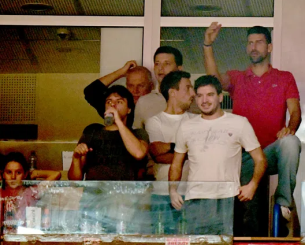 Έτοιμος να κατέβει στο παρκέ - Σόου Τζόκοβιτς στο παιχνίδι του Ερυθρού Αστέρα με τη Μονακό (video)