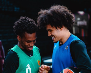 Θερμή υποδοχή στον Σορτς από τους παίκτες της Παρί - «Κάτι μπήκε στο μάτι μου» (Video)