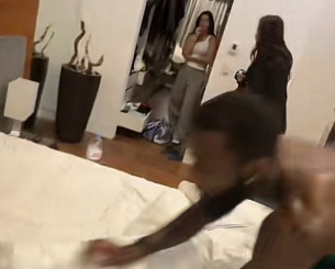 Διεθνής ποδοσφαιριστής πιάστηκε επ’ αυτοφώρω να απατά τη σύντροφό του - Το βίντεο της εισβολής στο δωμάτιο