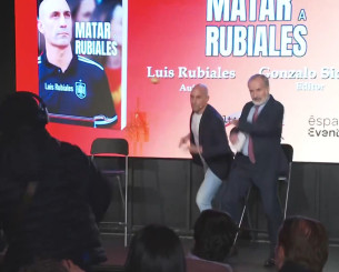 Ο Λουίς Ρουμπιάλες δέχτηκε αυγά από τον θείο του κατά τη διάρκεια παρουσίασης βιβλίου στη Μαδρίτη! (video)