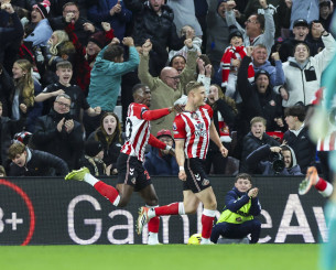 Ψυχωμένη Σάντερλαντ, έκοψε βαθμούς από την Άρσεναλ στις καθυστερήσεις