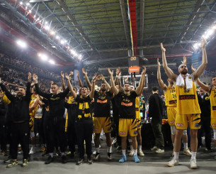 Πάρτι... made in AEK, ομάδα και κόσμος πανηγύρισαν μαζί το 1-0 επί της Ναντέρ! Πάρτι... made in AEK, ομάδα και κόσμος πανηγύρισαν μαζί το 1-0 επί της Ναντέρ!