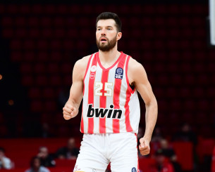 Ο Άλεκ Πίτερς ρίχνει... άγκυρα στον Πειραιά και ανοίγει εστιατόριο στο Μικρολίμανο