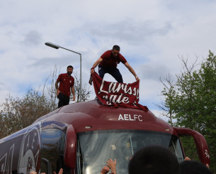 Τρελάθηκαν οι Λαρισαίοι ανέβηκαν πάνω στο πούλμαν! (pics) Τρελάθηκαν οι Λαρισαίοι ανέβηκαν πάνω στο πούλμαν! (pics)