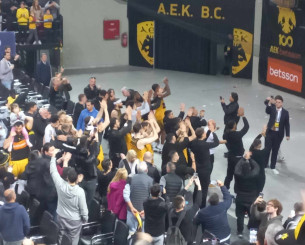 Έστησαν... πάρτι στη Sunel Arena ομάδα και κόσμος της ΑΕΚ (vid) Έστησαν... πάρτι στη Sunel Arena ομάδα και κόσμος της ΑΕΚ (vid)
