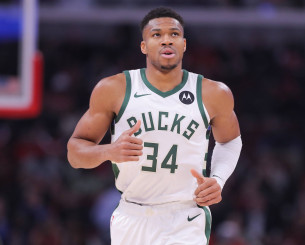 Τα highlights του Αντετοκούνμπο από το τρομερό triple double κόντρα στους Χιτ