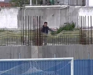 Απίθανο σκηνικό στον Βόλο - Ο προπονητής της Νίκης παρακολούθησε την αναμέτρηση από διπλανό οικόπεδο (vid)