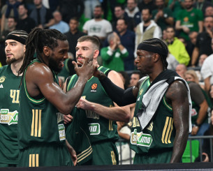 Τρέλα στα αποδυτήρια του Παναθηναϊκού και αποθέωση για τον Φαρίντ (video)