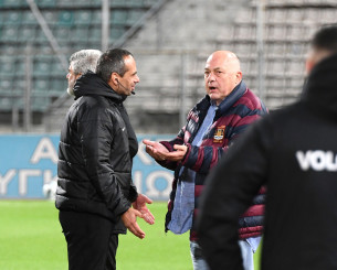 Ο Μπέος κατέβηκε στον αγωνιστικό χώρο να διαμαρτυρηθεί για το πέναλτι σε βάρος του Βόλου