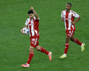 Ο Ταρέμι με επιβλητική κεφαλιά μειώνει σε 2-3 για τον Ολυμπιακό (video)