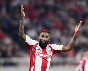 Φοβερό video: Τα παιδιά του Ροντινέι ξύπνησαν τον Βραζιλιάνο με τον ύμνο του Ολυμπιακού