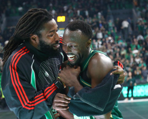 Ο εκστασιασμένος Λεσόρ... επιτέθηκε με πετσέτα στον Γκραντ μετά τη νίκη του Παναθηναϊκού (video)