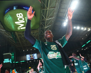 Δήλωση απόλυτης αφοσίωσης από τον Ναν: «Θέλω να δω τη φανέλα μου να αποσύρεται εδώ»