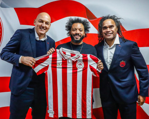 Ο Μαρσέλο φωτογραφήθηκε με την επετειακή φανέλα του Ολυμπιακού δίπλα σε Κοβάσεβιτς και Καρεμπέ