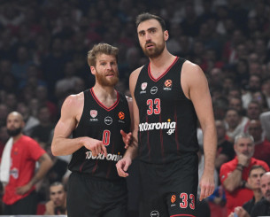 Ολημερίς το έχτιζε, στο τέταρτο δεκάλεπτο το γκρέμισε