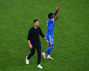 Η κίνηση του Βινίσιους στον Τσάμπι Αλόνσο μετά τον Ολυμπιακό τα «είπε» όλα για τη σχέση τους (video)