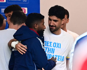 O Μπουχαλάκης αγκάλιασε Ροντινέι και Ρέτσο πριν το Παναιτωλικός-Ολυμπιακός