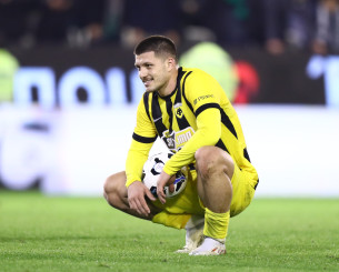 Ο Λούκα Γιόβιτς έγινε... τραγούδι από φίλους της ΑΕΚ (video)