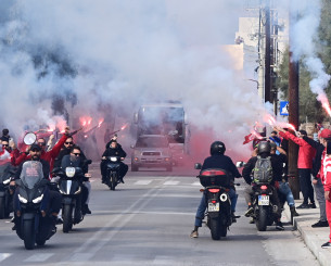 Χαμός στη Σύρο, συνοδεία από εκατοντάδες μηχανάκια έφυγε η αποστολή του Ολυμπιακού