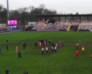 Πρωτοφανές επεισόδιο στη Σερβία: Χούλιγκαν απείλησαν τους παίκτες με όπλα