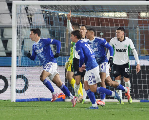 Σκόραρε ξανά ο Δουβίκας για την Κόμο - Άνοιξε το σκορ με προβολή κόντρα στην Σασουόλο (video)