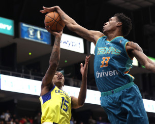 Γίγαντας των αιθέρων: Ο πιο εντυπωσιακός σέντερ στις ΗΠΑ με 5 τάπες ανά αγώνα δεν παίζει στο ΝΒΑ (video)