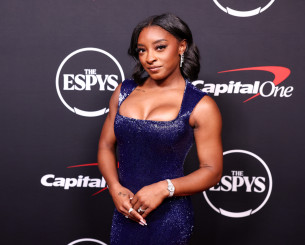 Τα κάλλη και ο πόνος: Η «χρυσή» Μπάιλς αποκάλυψε το μαρτύριο που έζησε από την προσθετική στήθους (video)