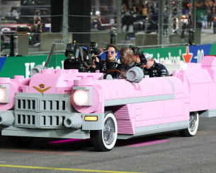 Η ροζ κάντιλακ, κατασκευασμένη από 400.000 τουβλάκια Lego, με την οποία βόλταραν οι σταρ της Formula 1 (photo,video)